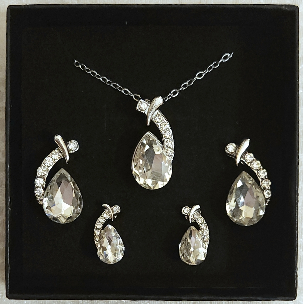 White Gold And Lab Diamond Necklaces And Earring Sets (×2)